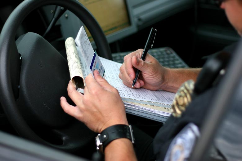 Oficial lavrando um Auto de Infração.