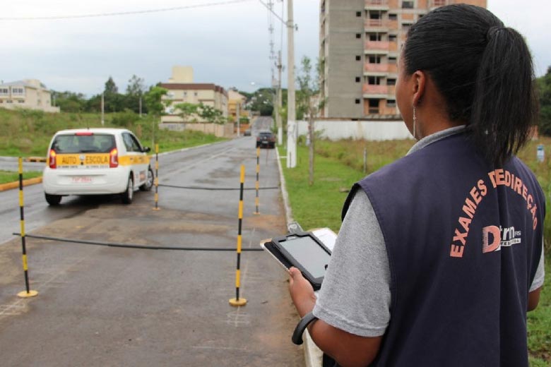 Examinadora observando prova de direção.