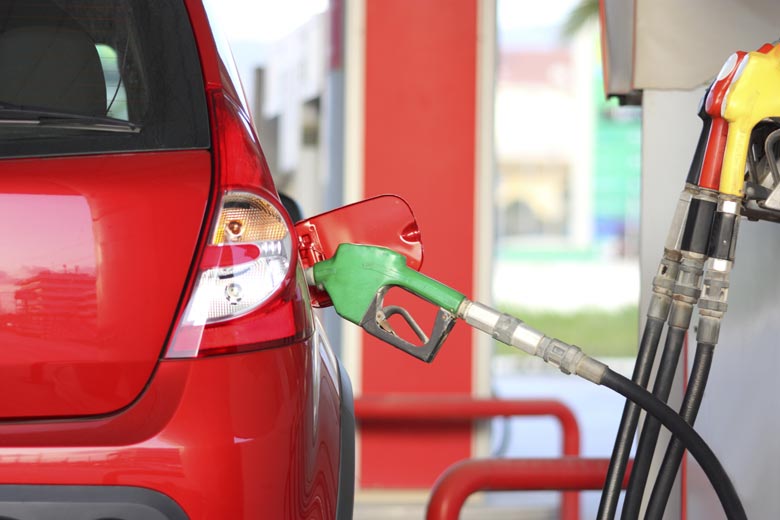 Carro sendo abastecido em posto de gasolina