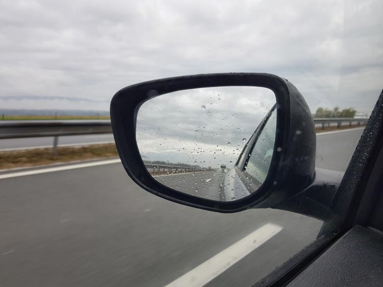 Retrovisor com gotículas de chuva