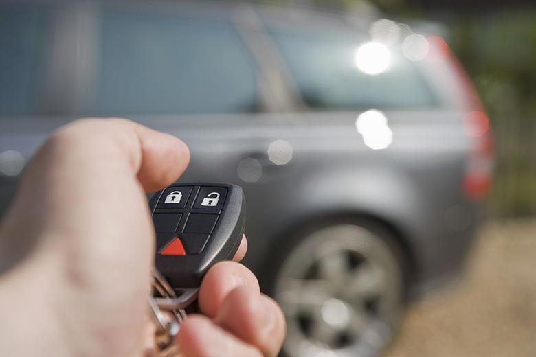 Motorista acionando alarme do seu carro